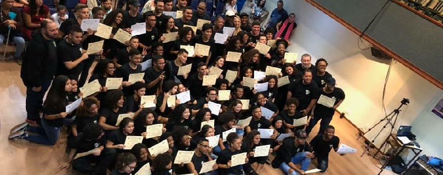Jovens participantes do CATRiO 2018 com seus certificados.