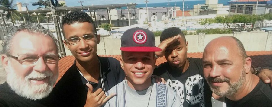 INSTIGartIVADORES e jovens criadores juntes num terraço do Rio de Janeiro.