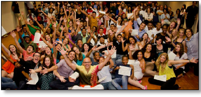 Jovens artistas e líderes celebrando juntes durante uma turnê nos EUA.